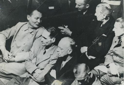 Nuremberg (Alemania), 20/11/1945. Proceso de Nuremberg. Un momento de la primera sesión del proceso de Nuremberg. Herman Goering (izquierda), conversa sonriente con Karl Doenitz. A su lado Rudolf Hess y Joachim Von Ribbentrop, ambos con el rostro serio